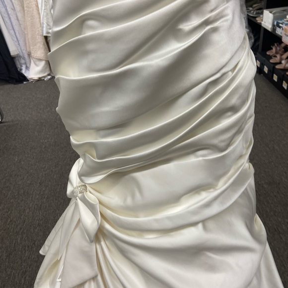 David's Bridal Elegant Cream Wedding Dress - Picture 3 of 16